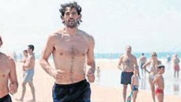 <b>TRABAJO EN EL AGUA. </b>Garbajosa, ayer en la playa de Camposoto, en San Fernando.