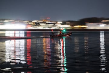 Un barco se dirige hacia la direccin del accidente mientras helicpteros y barcos buscan restos en el ro Potomac.