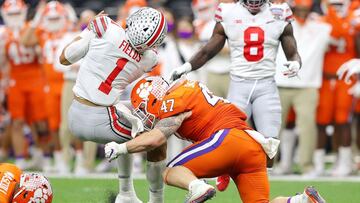 Durante el Sugar Bowl entre Clemson y Ohio State el linebacker tacle&oacute; de manera ilegal a Fields, acci&oacute;n que le vali&oacute; ser expulsado del juego.