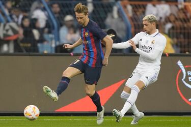 Frenkie de Jong ante Fede Valverde.