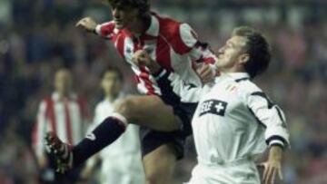 El capitán del Athletic de Bilbao, Julen Guerrero (izq.), remata de cabeza en presencia del jugador de la Juventus de Turín Deschamps,