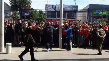 La euforia de los hinchas en su encuentro con Gary, Alexis y Vidal