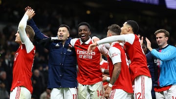 Arsenal derrotó al Tottenham para mantenerse en lo más alto de la Premier League y despegarse del Manchester City en el liderato de la clasificación.