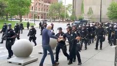 La gente sigue indignada con la polic&iacute;a luego de que se diera a conocer que un hombre de 75 a&ntilde;os fue agredido por un polic&iacute;a en la ciudad de Buffalo.