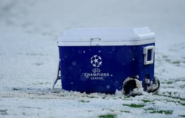 Un manto de nieve cubre el césped del estadio de Bérgamo.

