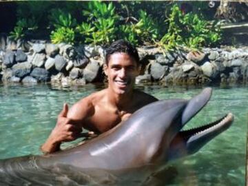 Varane bañándose junto a un delfín