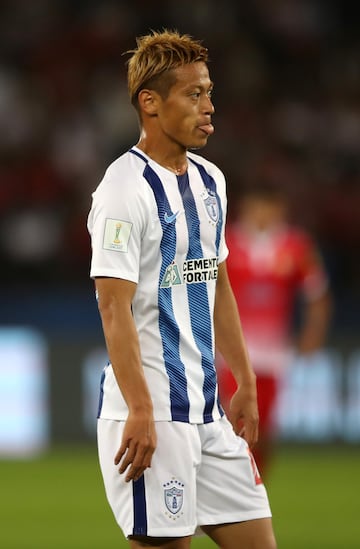 ABU DHABI, UNITED ARAB EMIRATES - DECEMBER 09: Keisuke Honda of Pachuca looks on during the  FIFA Club World Cup match between CF Pachuca and Wydad Casablanca at Zayed Sports City Stadium on December 9, 2017 in Abu Dhabi, United Arab Emirates.  (Photo by Francois Nel/Getty Images )