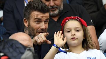 David Beckham y su hija Harper, ayer en el estadio de Le Havre viendo el Noruega-Inglaterra.