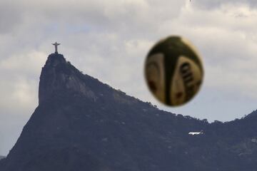 Robert Malengreau, fundador de la ONG UmRio, imparte clases de rugby a los jóvenes de la favela de Morro do Castro, en Niteroi, Río de Janeiro. Apoyando así a los más pequeños de las comunidades afectadas por el crimen y la violencia, para que puedan acceder a nuevas oportunidades.