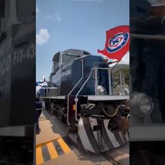 Tren pasa por el Corredor Interoceánico con banderas del Cruz Azul