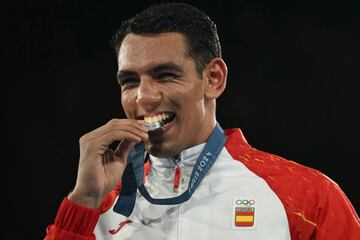 Ayoub Ghadfa terminó su maravillosa historia en Roland Garros, en París, en la pista Philippe Chatrier donde se coronan los gladiadores de la tierra batida del tenis, con una medalla de plata colgada al cuello. 