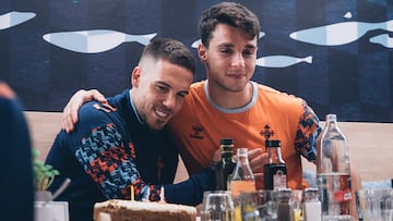 Ristic y Douvikas durante la celebración del cumpleaños del serbio.