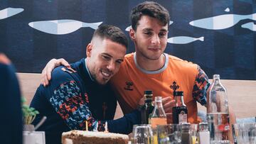 Ristic y Douvikas durante la celebración del cumpleaños del serbio.