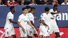 PAMPLONA, 07/10/2022.- Los jugadores del Valencia celebran el gol de Mouctar Diakhaby (d) ante el Osasuna, durante el encuentro correspondiente a la octava jornada de primera división que hoy viernes en el estadio de El Sadar, en Pamplona. EFE/Jesús Diges
