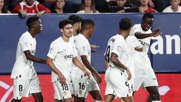 PAMPLONA, 07/10/2022.- Los jugadores del Valencia celebran el gol de Mouctar Diakhaby (d) ante el Osasuna, durante el encuentro correspondiente a la octava jornada de primera división que hoy viernes en el estadio de El Sadar, en Pamplona. EFE/Jesús Diges
