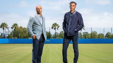 El jugador de Los Angeles Chargers, Michael Davis, y el modelo Austin Ekeler, de Giorgio Armani, el lunes 12 de julio de 2021 en el Hoag Performance Center, Costa Mesa, California 