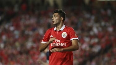 El 23 de agosto de 2015 hizo su primera aparición con las ´águilas' ante el Arouca cuando ingresó al minuto 73 del partido.