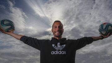 Sergio Canales posa sonriente para AS en la Ciudad Deportiva Luis del Sol tras uno de los entrenamientos de esta semana a las &oacute;rdenes de Rubi.
 