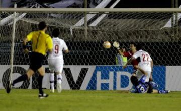 Jose Núñez vence a Felipe Núñez para el primer gol de Olimpia sobre Huachipato.