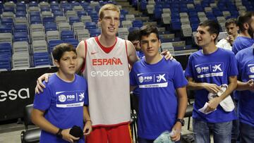 Alberto D&iacute;az, con dos voluntarios en el Mart&iacute;n Carpena de M&aacute;laga.