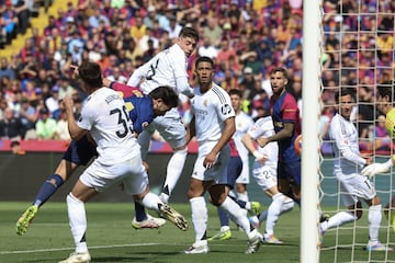 El jugador del Barcelona, Eric Garca, marca de cabeza el 1-2. 
