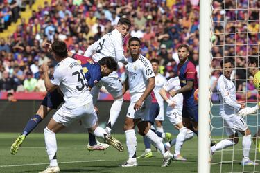 El jugador del Barcelona, Eric García, marca de cabeza el 1-2. 
