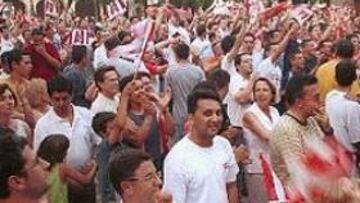 <b>CELEBRACIÓN.</b> La afición ya lo está celebrando en las calles.