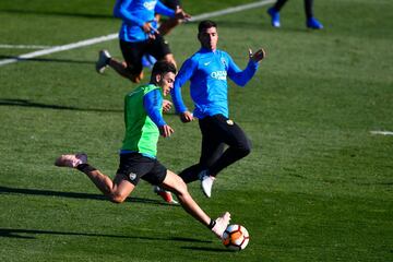 El jugador de Boca Cristian Pavón ante su compañero Lucas Olaza durante el entrenamiento. 