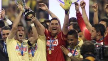 Los jugadores del América celebran el campeonato mexicano tras derrotar a Tigres en la final del Torneo Apertura.