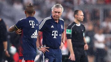 El entrenador Carlo Ancelotti, en la banda, con gesto serio.