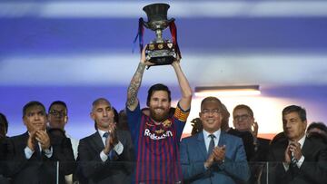 Lionel Messi levanta la Supercopa de España conquistada ante el Sevilla.