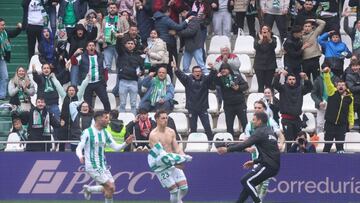 Jacobo corre tras Carracedo por el gol del domingo