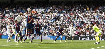 Gol anulado al Real Madrid. Asensio estaba en fuera de juego cuando empujó el balón después de un remate de cabeza de Casemiro al palo.