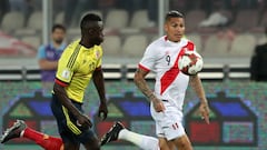 Paolo Guerrero ante la marca de Davinson S&aacute;nchez durante el partido entre Per&uacute; y Colombia por las Eliminatorias rumbo a Rusia 2018.