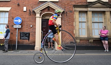 Un grupo de ciclistas disfrutande la Gran Carrera de Knutsford, en el noroeste de Inglaterra, un evento singular que se celebró por última vez Un grupo de ciclistas disfrutan de la Gran Carrera de Knutsford, en el noroeste de Inglaterra, un evento singular que se celebró por última vez en 2010 y, por lo general, se disputa cada diez años, en el que participan ciclistas individuales y en equipo de todo el mundo, sobre bicicletas clásicas que datan de mediados del siglo XIX.2010 y, por lo general, se disputa cada diez años, en el que participan ciclistas individuales y en equipo de todo el mundo, sobre bicicletas clásicas que datan de mediados del siglo XIX.