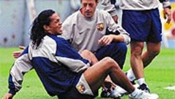 <b>PENDIENTES DE ÉL</b>. Ronaldinho se lesionó ayer en el tobillo, durante el último entrenamiento en Barcelona. Tanto Rijkaard como Denoueix estarán pendientes hasta el último momento de si el brasileño podrá alinearse.