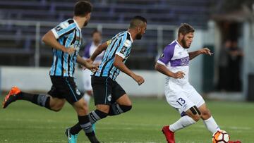 MON29. MONTEVIDEO (URUGUAY), 27/02/2018.- Germ&aacute;n Rivero (d) de Defensor Sporting disputa el bal&oacute;n con Maicon (c) de Gremio hoy, martes 27 de febrero de 2018, durante un partido de la Copa Libertadores entre Defensor Sporting de Uruguay y Gre