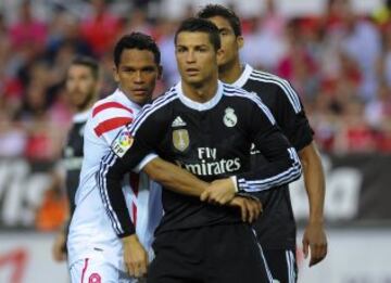 Sevilla's Colombian forward Carlos Bacca (L) vies with Real Madrid's Bacca descontó ante Real Madrid y completó 20 goles en la Liga BBVA.