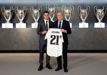 El centrocampista espa?ol portar¨¢ el dorsal veintiuno durante esta campa?a defendiendo la camiseta del Real Madrid.