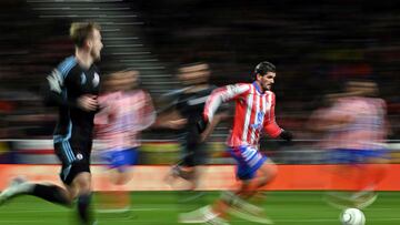 De Paul conduce el balón en el Atlético-Slovan. Motor también en el Atlético.