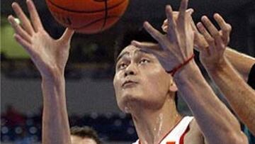 <b>LETONIA-CHINA. </b>El pívot chino Yao Ming, con 19 puntos, no ha impedido la derrota de su equipo.