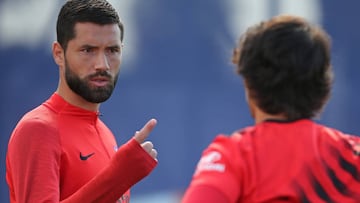 Felipe da indicaciones a Jo&atilde;o F&eacute;lix en el entrenamiento del Atl&eacute;tico.