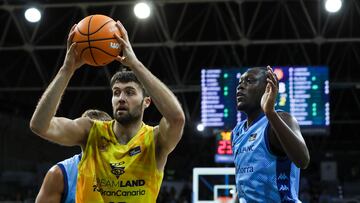 ANDORRA LA VELLA (ANDORRA), 28/09/2024.- Mike Tobey (i) pívot esloveno de Gran Canaria coge un rebote ante Sekou Doumbouya (d) alero francés del MoraBanc Andorra durante el partido de la primera jornada de la Liga Endesa, hoy sábado en el Poliesportiu d'Andorra. EFE / Fernando Galindo