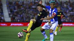 LEGANES, SPAIN - AUGUST 27: Kevin Gameiro (L) of Atletico de Madrid competes for the ball with Martin M. Mantovani (R) of Deportivo Leganes during the La Liga match between Club Deportivo Leganes and Club Atletico de Madrid at Estadio Municipal de Butarque on August 27, 2016 in Leganes, Spain. (Photo by Gonzalo Arroyo Moreno/Getty Images)