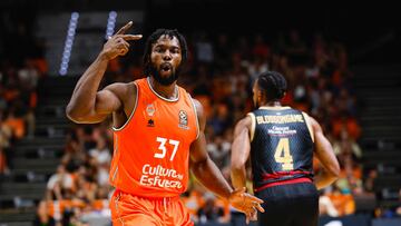 Ojeleye celebra una canasta con Valencia Basket.