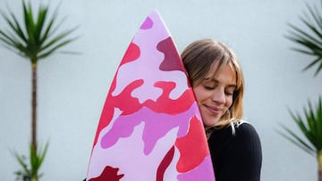 Laura Crane con su tabla de surf