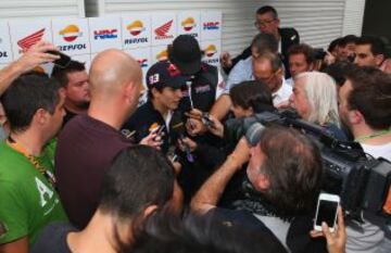 Marc Márquez atiende a la prensa tras quedarse fuera de carrera.