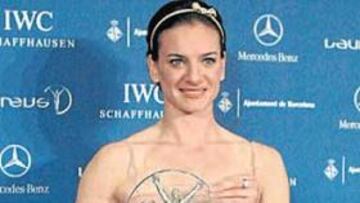 Isinbayeva sostiene el galardón obtenido