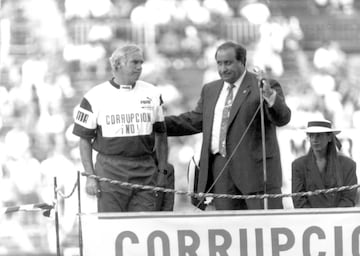 Jesús Gil con Luis Aragonés durante una presentación del Atlético de Madrid. 