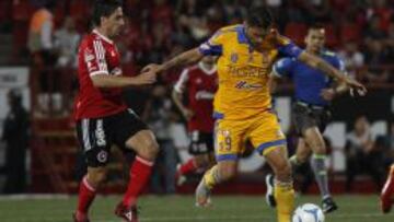 Rafael Sobis pelea un balón con Gabriel Hauche
